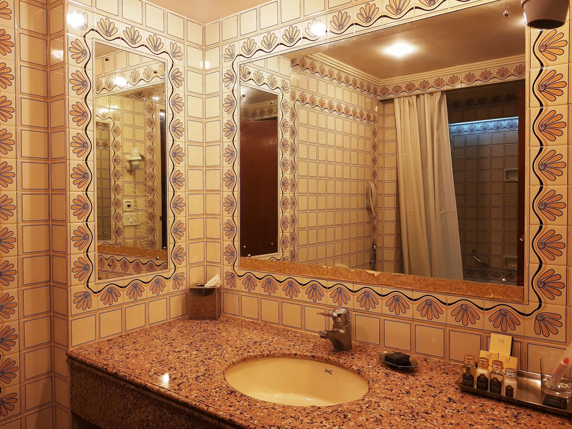 Taj Banjara Hotel Хидерабад Екстериор снимка Bathroom mirrors