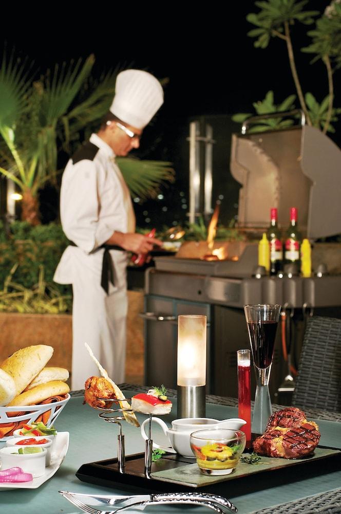 Taj Banjara Hotel Хидерабад Екстериор снимка A chef at work