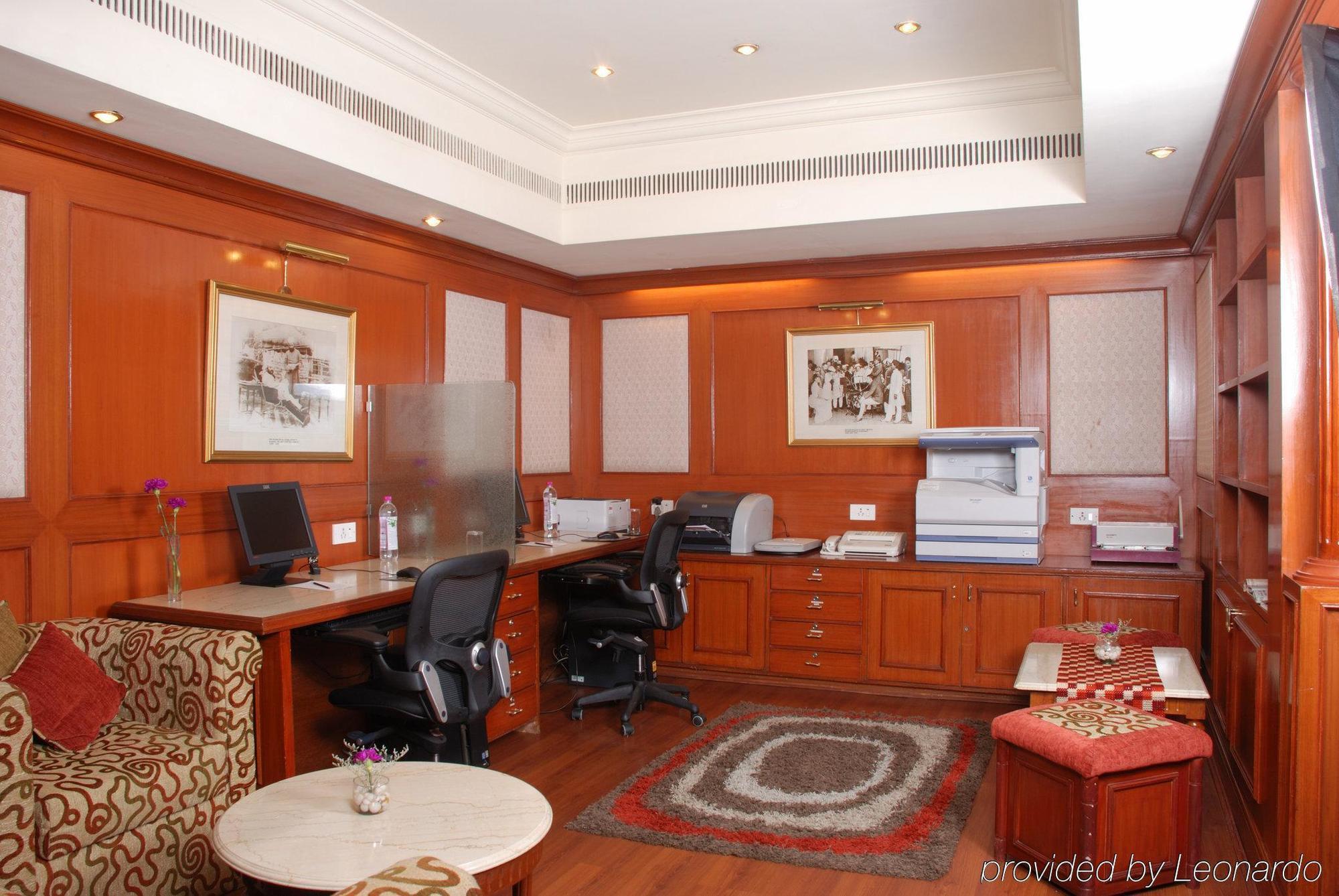 Taj Banjara Hotel Хидерабад Съоръжения снимка A typical hotel business center
