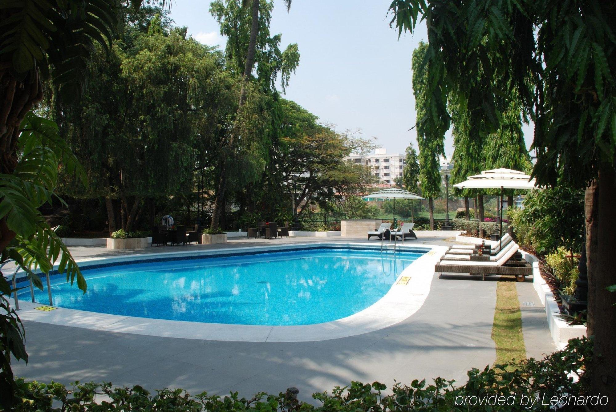 Taj Banjara Hotel Хидерабад Съоръжения снимка Swimming pool at the hotel