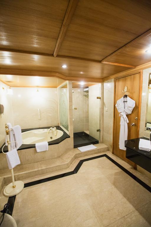 Taj Banjara Hotel Хидерабад Екстериор снимка A bathroom with a shower and a bathtub