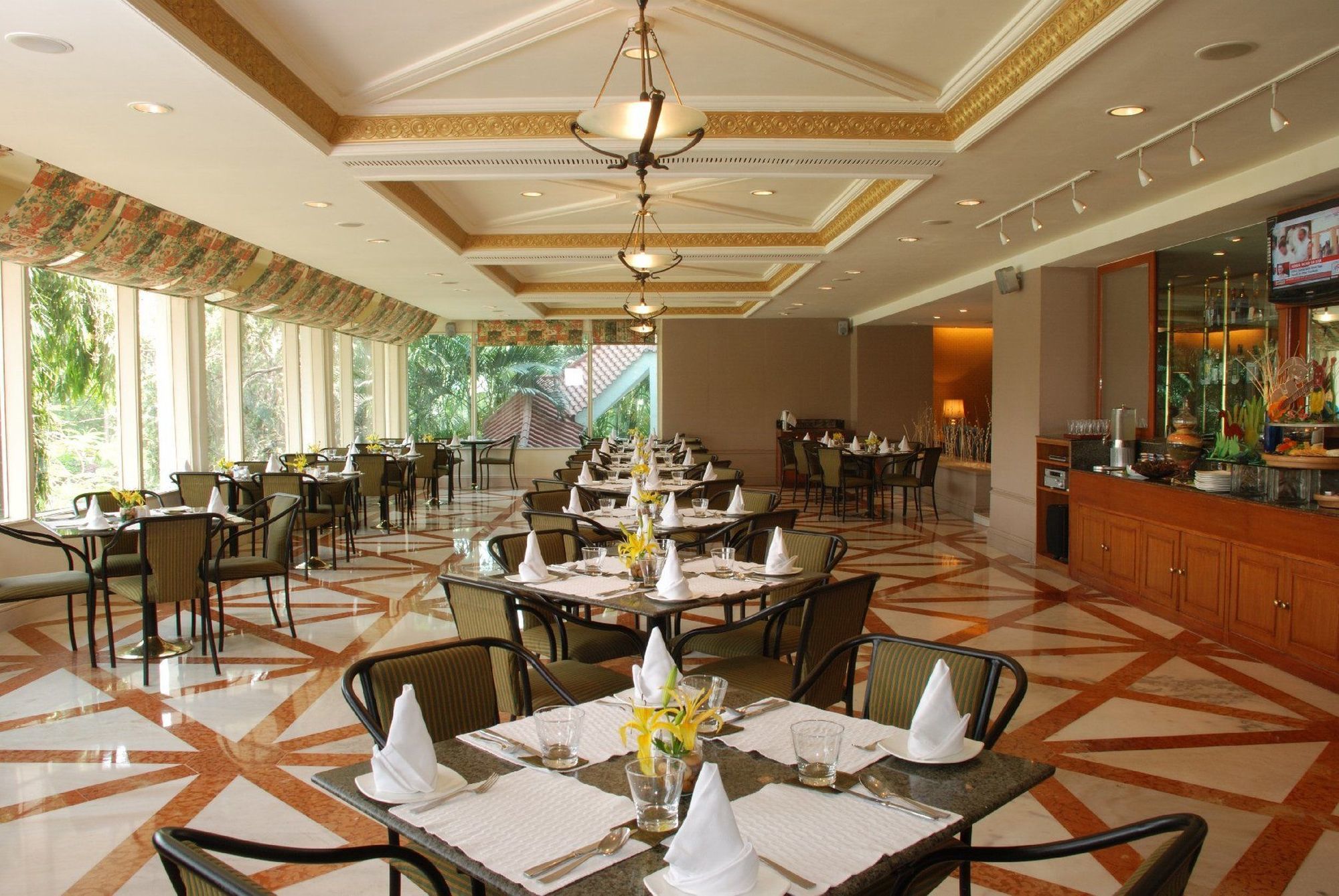 Taj Banjara Hotel Хидерабад Ресторант снимка The restaurant at the hotel