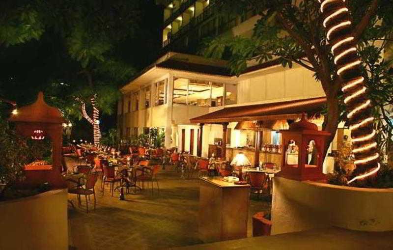 Taj Banjara Hotel Хидерабад Екстериор снимка The outdoor patio at the restaurant