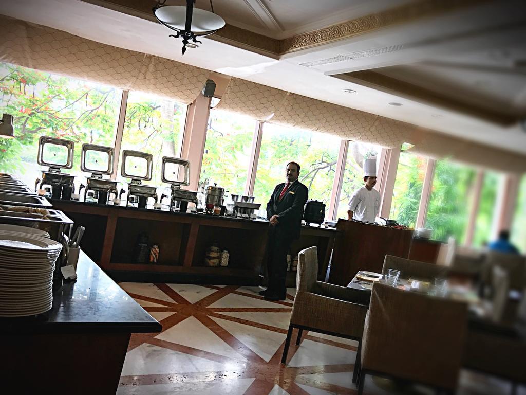 Taj Banjara Hotel Хидерабад Екстериор снимка The restaurant at the hotel