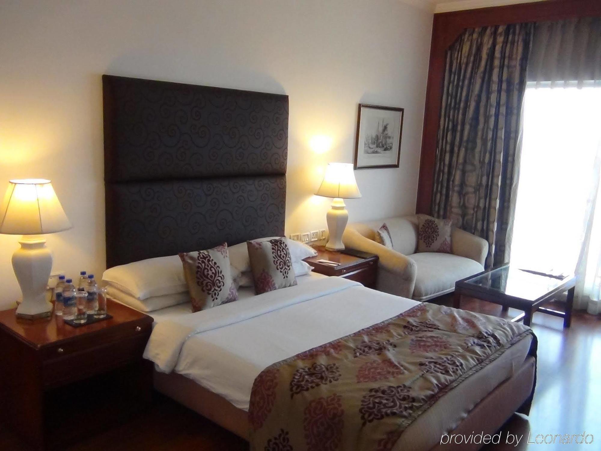 Taj Banjara Hotel Хидерабад Екстериор снимка A room at the Taj Bengal
