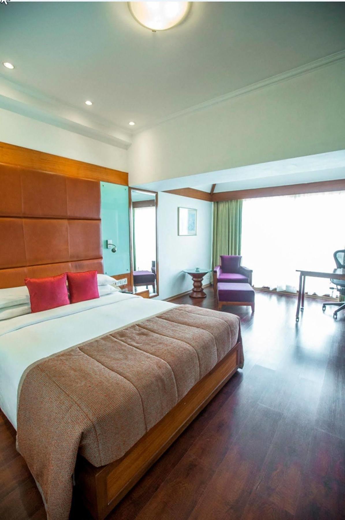 Taj Banjara Hotel Хидерабад Екстериор снимка A room at the Park