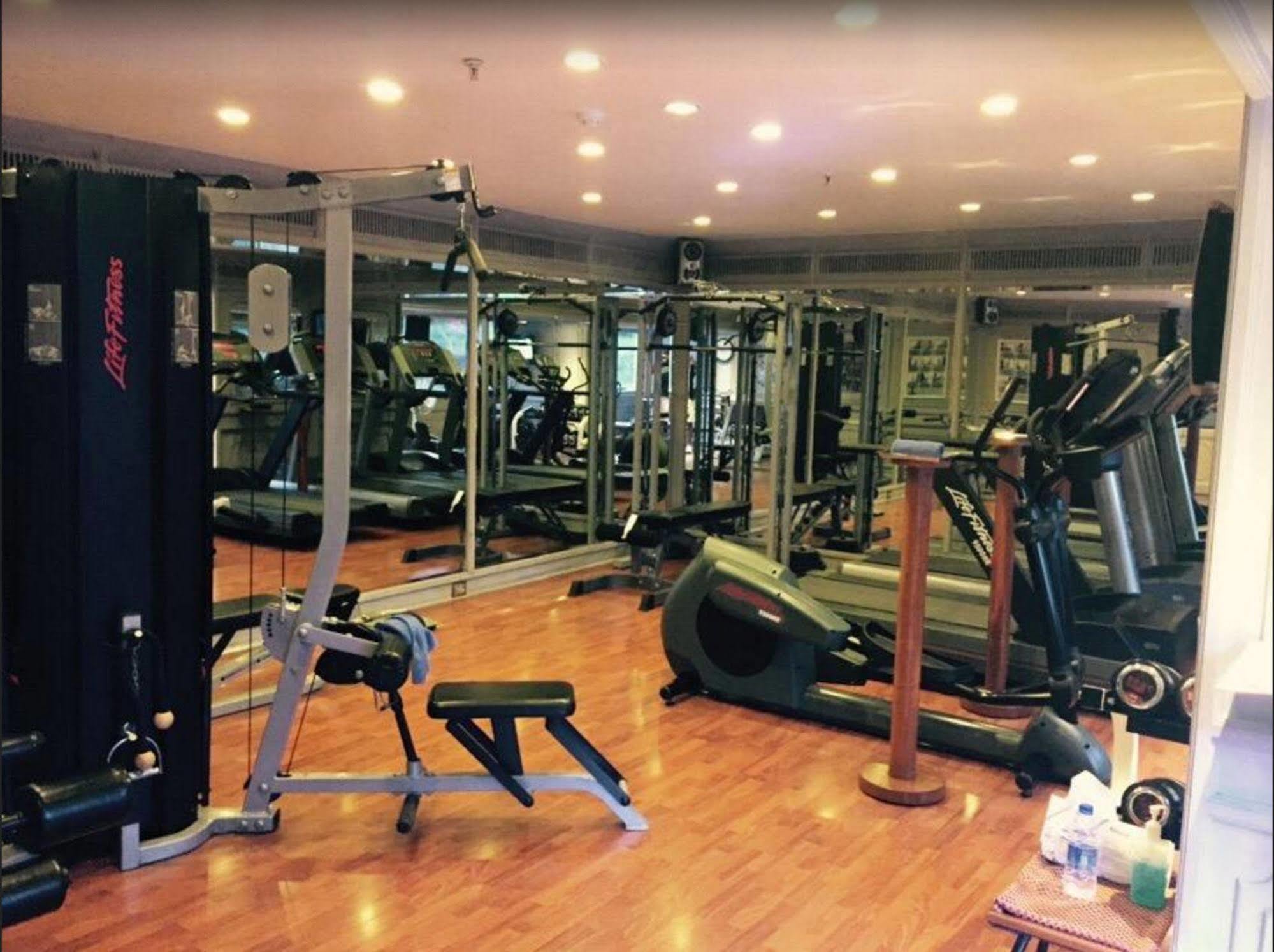 Taj Banjara Hotel Хидерабад Екстериор снимка The gym at the hotel